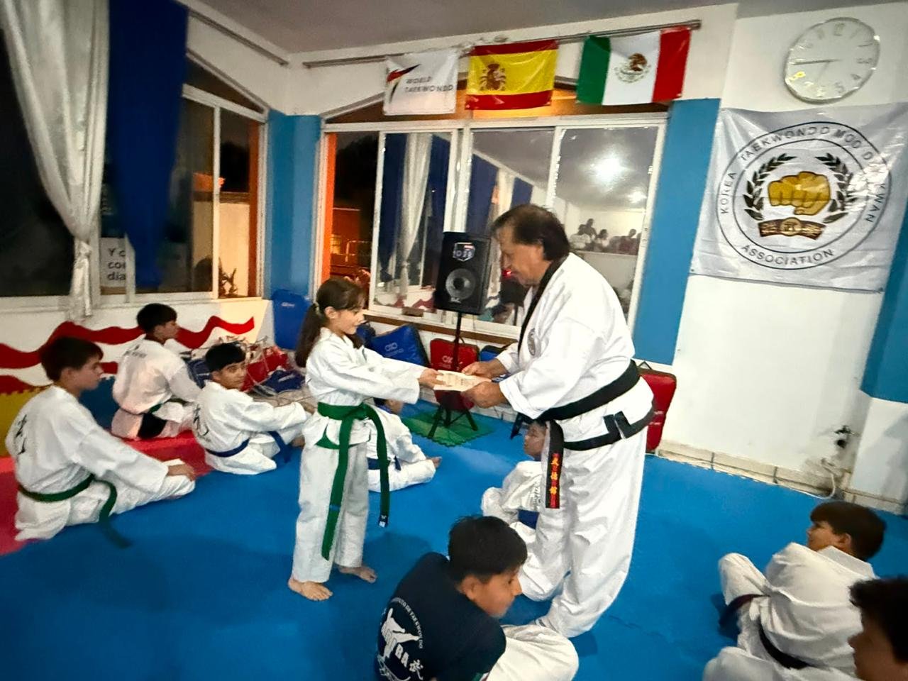 Entrega de reconocimiento a alumna