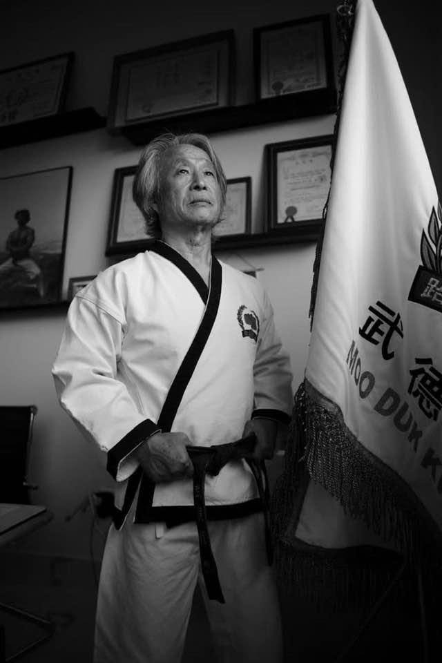 Gran Maestro Jin Young Dragon Kim en su oficina